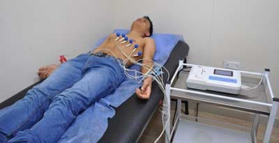 Electrocardiograma en Medellín para evaluar ritmo cardíaco