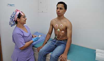 Paciente con dispositivo Holter en entorno clínico