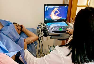 Estudio de ecocardiograma con transductor y pantalla de ultrasonido