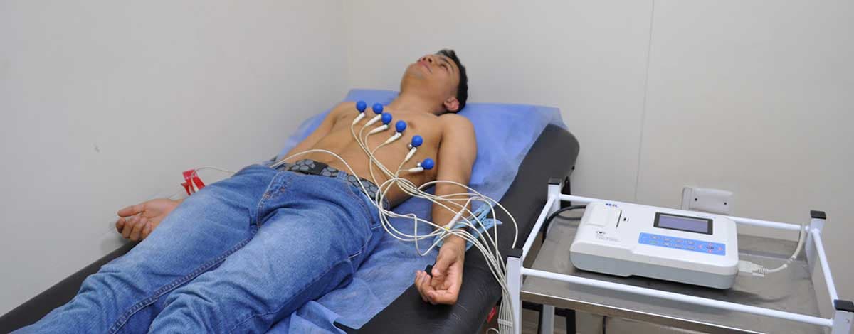 Electrocardiograma en Medellín para evaluar ritmo cardíaco
