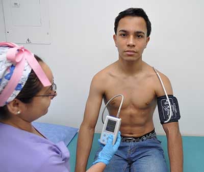 Paciente con brazalete y monitor portátil para MAPA 24 horas