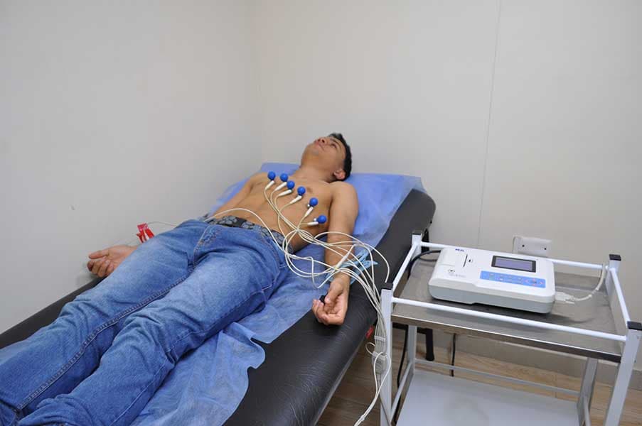 Electrocardiograma en Medellín - paciente con electrodos para registro cardíaco