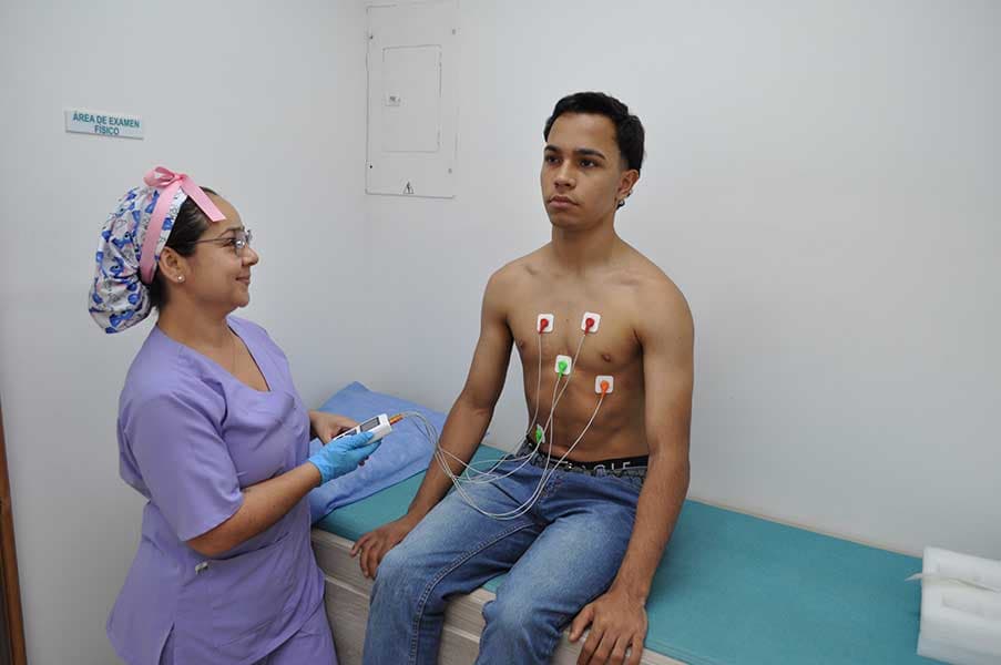 Holter 24 horas en Medellín - colocación de dispositivo para monitoreo cardíaco